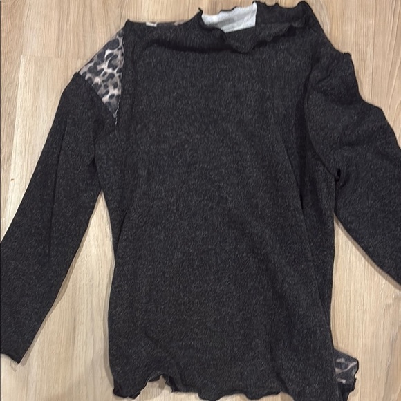Stylish Black Crew Neck Sweater with Animal Print Details - Picture 10 of 10